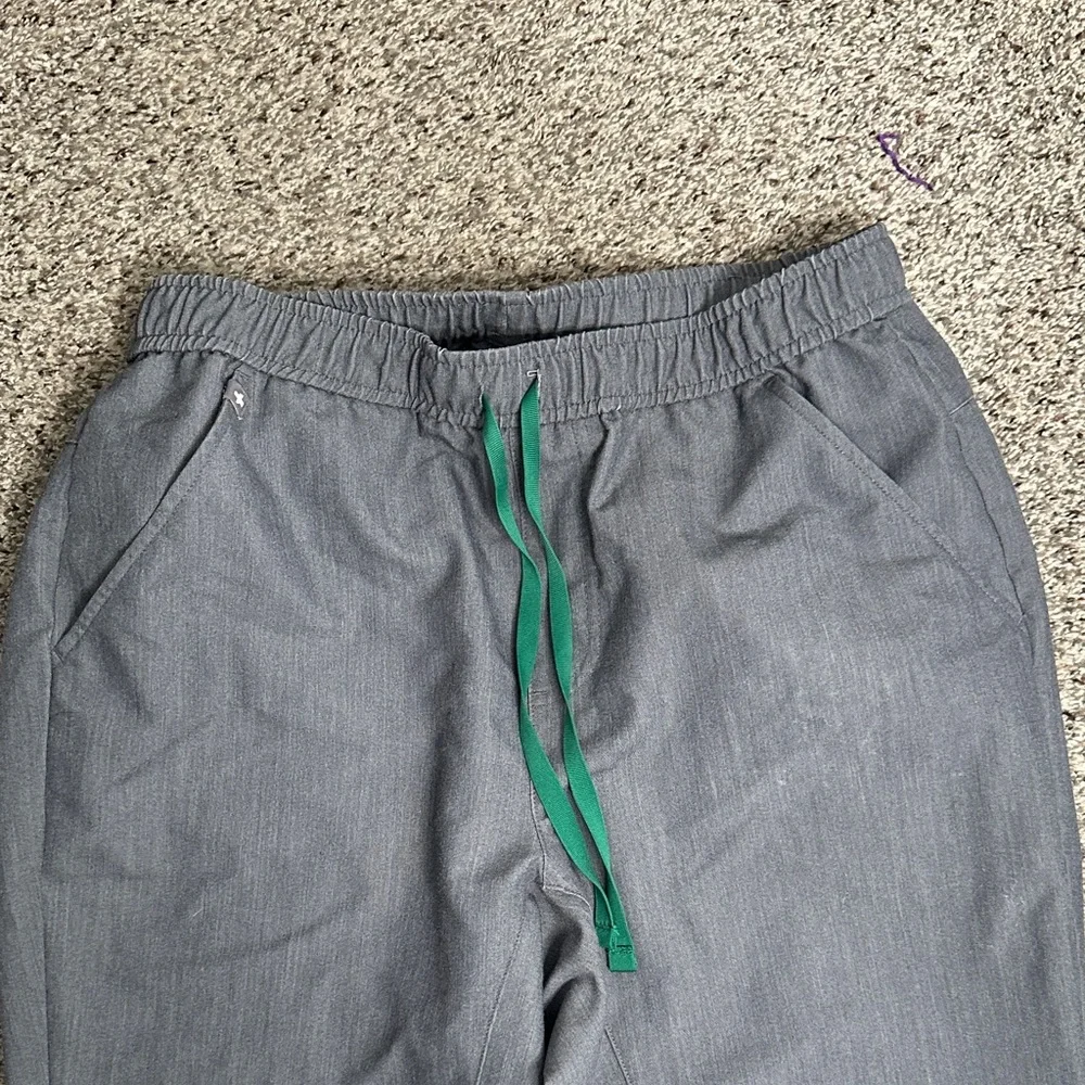 Figs Tansen Gray scrub Jogger Pants with Green Drawstring size MT